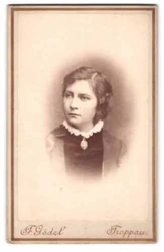 Fotografie F. Gödel, Troppau, Töpfergasse 3, Porträt einer jungen Dame