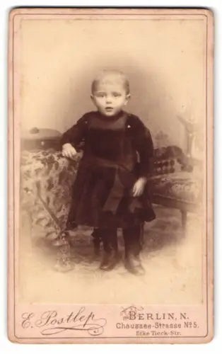 Fotografie E. Postlep, Berlin, Chausseestrasse 5, Porträt eines kleinen Kindes