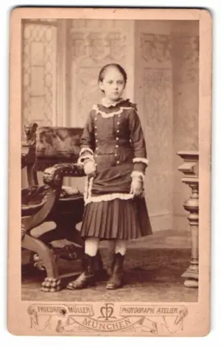 Fotografie Friedrich Müller, München, Amalienstrasse 9, Mädchen in eleganter Kleidung