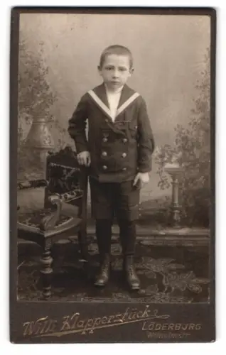 Fotografie Willi Klapperstück, Löderburg, Wilhelmstr., Porträt eines Jungen im Matrosenanzug