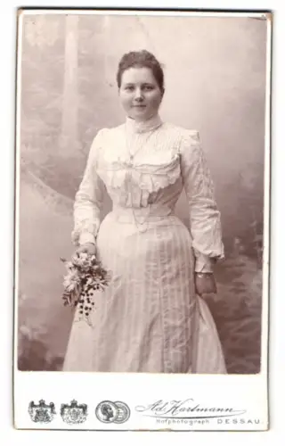 Fotografie Ad. Hartmann, Dessau, Franz-Str. 25, Dame mit Blumenstrauss