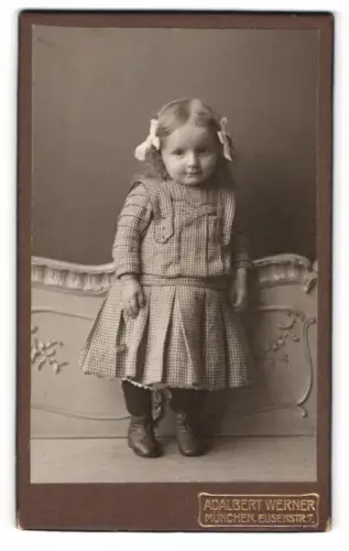 Fotografie Adalbert Werner, München, Elisenstr. 7, Porträt eines kleinen Kindes