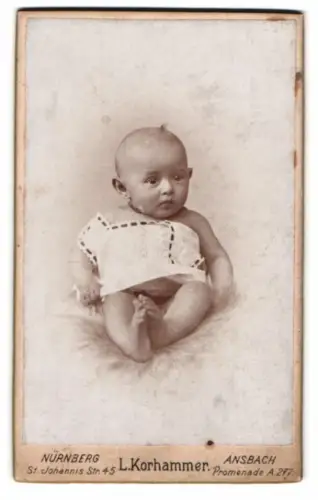 Fotografie L. Korhammer, Nürnberg, St. Johannis Str. 45, Kleinkind auf weichem Fell