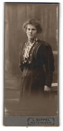 Fotografie L. Sippel, Metzingen, Porträt einer Dame mit elegantem Kleid