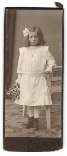Fotografie Oskar Meister, Bautzen, Kaiserstrasse 15, Mädchen mit Blumenstrauss