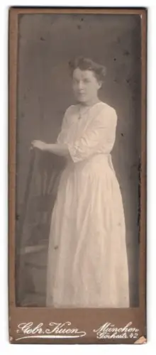 Fotografie Gebr. Kuen, München, Görhestr. 42, Dame im weissen Kleid mit Stuhl