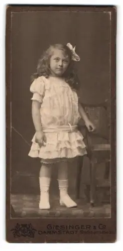 Fotografie Giesinger & Co, Darmstadt, Grafenstrasse 20, Porträt eines kleinen Mädchens
