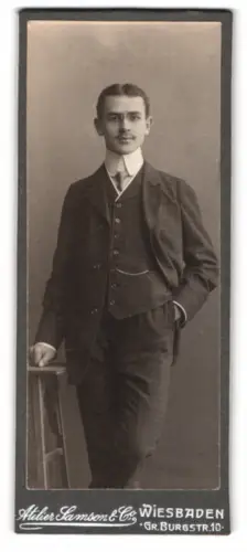 Fotografie Atelier Samson & Co, Wiesbaden, Gr. Burgstr. 10, Eleganter Herr im Anzug