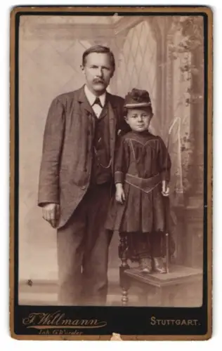 Fotografie F. Willmann, Stuttgart, Marienstrasse 36, Vater mit Kind