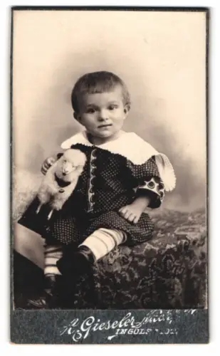 Fotografie A. Gieseler Nachfolger, Ingolstadt, Milchstr. 14, Kind mit Spielzeugschaf