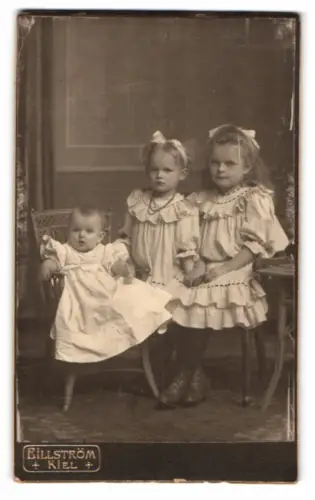 Fotografie Billström, Kiel, Holstenstr. 43, Drei Kinder in festlicher Kleidung