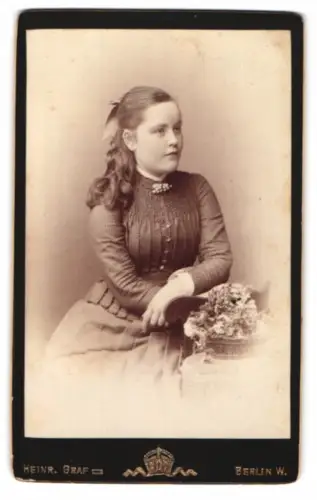 Fotografie Heinr. Graf, Berlin, Leipzigerstr. 8, Porträt einer jungen Frau
