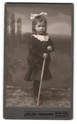 Fotografie Atelier Frankonia, München, Gärtnerplatz 4, Porträt eines Kindes mit Stock