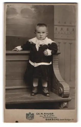 Fotografie Ch. M. Bauer, Bamberg, Obere Königstrasse 14, Kleinkind auf einer Bank