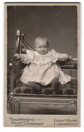 Fotografie Samson & Co., Essen /Ruhr, Limbeckerstr. 12, Porträt eines Kleinkindes auf einem Stuhl