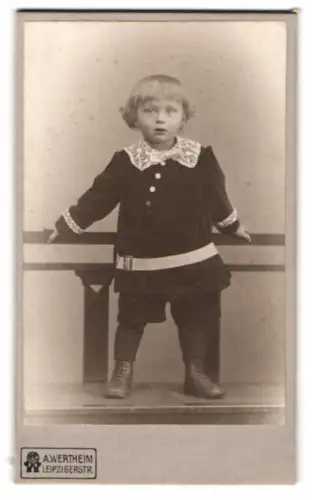 Fotografie A. Wertheim, Berlin, Leipzigerstr, Porträt eines jungen Kindes