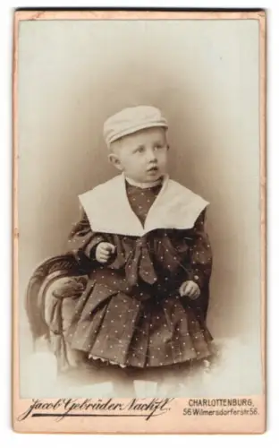 Fotografie Jacob Gebrüder Nachf., Charlottenburg, Wilmersdorferstr. 56, Kleinkind mit Mütze