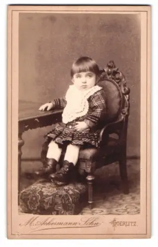 Fotografie M. Ackermann Sohn, Görlitz, Schützenstr. 2, Kleinkind im Stuhl