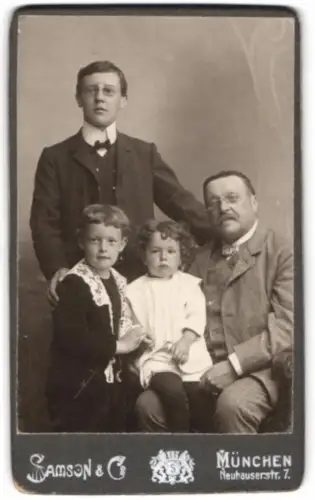 Fotografie Samson & Co, München, Neuhauserstr. 7, Familienporträt mit vier Personen