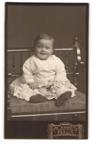 Fotografie M. Appel, Berlin, Neue Königstr. 2, Kleinkind auf Stuhl