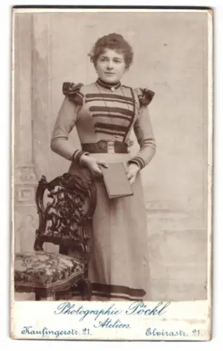 Fotografie Pöckl, München, Kaufingerstr. 21, Frau mit Buch