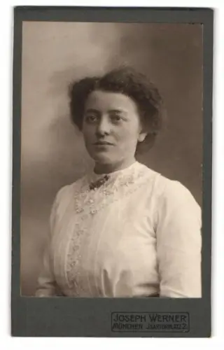 Fotografie Joseph Werner, München, Isartorplatz 2, Porträt einer Frau in weissem Kleid