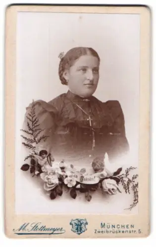 Fotografie M. Stettmayer, München, Zweibrückenstr. 5, Porträt einer Frau mit floralen Verzierungen