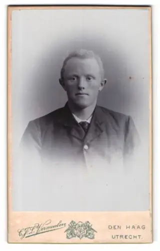 Fotografie C. J. L. Vermeulen, Den Haag, Toussaintkade 11, Porträt eines jungen Mannes