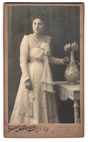 Fotografie Gustave Narcisse, Bruxelles, Rue de l`Empereur 12, Dame in elegantem Kleid neben Vase