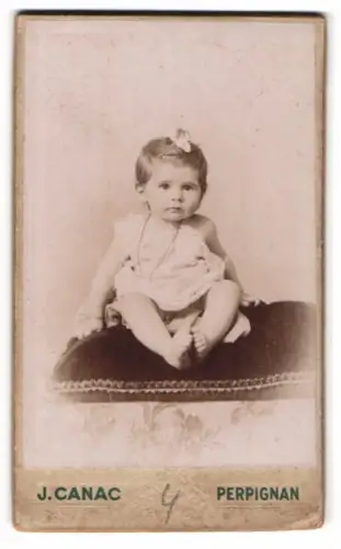 Fotografie J. Canac, Perpignan, Kleinkind auf Kissen