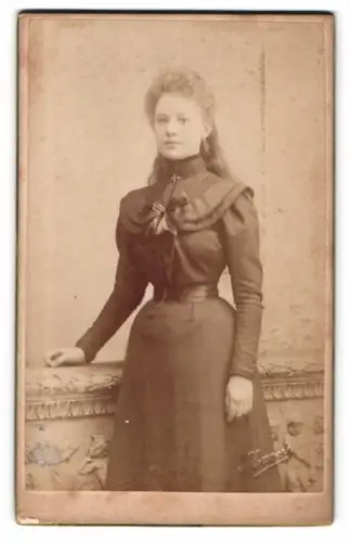 Fotografie A. Louvois, Lez-Bruxelles, Chaussée de Louvain 51, Junge Frau im eleganten Kleid