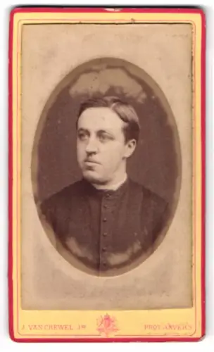 Fotografie J. Van Crewel, Anvers, Rue du Pélican 44, Porträt eines Mannes in dunkler Kleidung