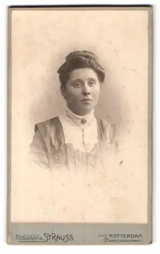 Fotografie Strauss, Rotterdam, Korte Hoogstraat 1, Porträt einer Frau