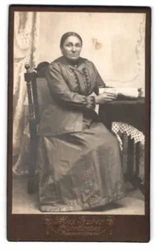 Fotografie Max Huber, Pfarrkirchen, Passauerstrasse, Dame mit Buch am Tisch