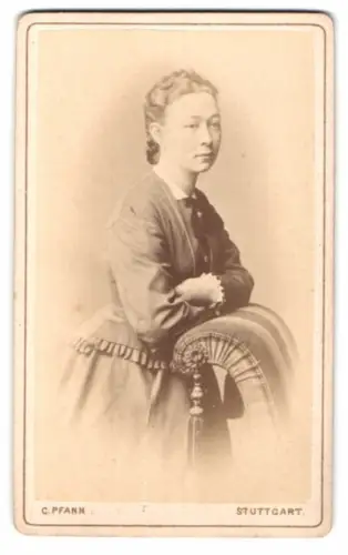 Fotografie C. Pfann, Stuttgart, Königs-Strasse 27, Porträt einer Dame