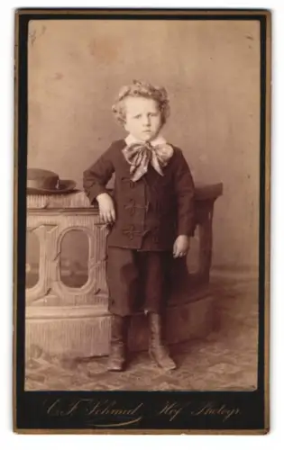 Fotografie C. F. Schmid, Reutlingen, Porträt eines Jungen mit Schleife