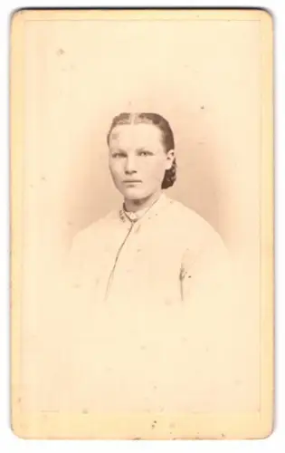 Fotografie Otto Bielfeldt, Stuttgart, Friedrichstr. 31, Porträt einer jungen Frau