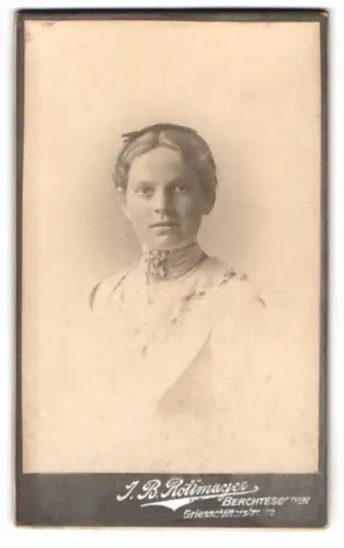 Fotografie J. B. Rotmayer, Berchtesgaden, Griessstätterstrasse 11, Porträt einer jungen Frau