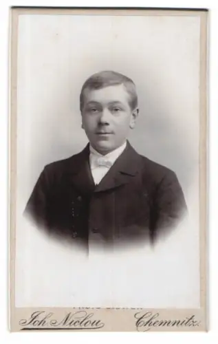Fotografie Joh. Nicolou, Chemnitz, König Strasse 5, Porträt eines jungen Mannes