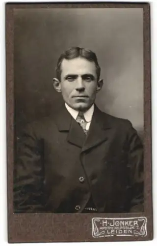 Fotografie H. Jonker, Leiden, Apothekersdijk 7, Porträt eines Mannes