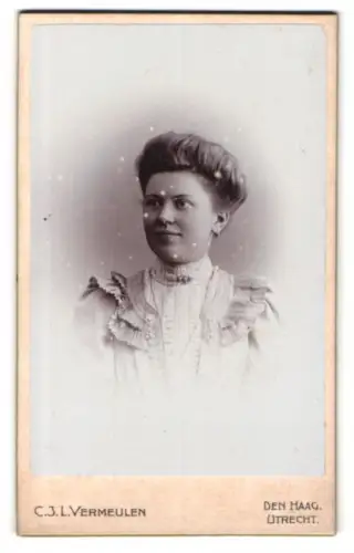 Fotografie C. J. L. Vermeulen, Den Haag, Toussaintkade 11, Porträt einer Dame 1909