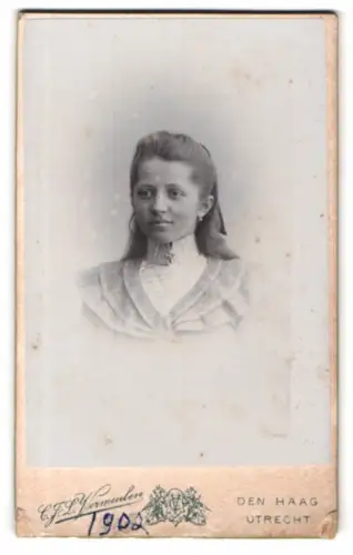 Fotografie C. J. L. Vermeulen, Den Haag, Toussaintkade 11, Porträt einer jungen Frau 1902