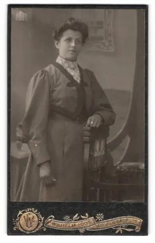 Fotografie Wilhelm Loos, Augustusburg, Marienbergerstr. 23, Dame im eleganten Kleid
