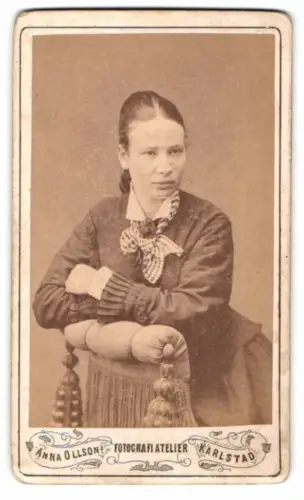 Fotografie Anna Olsson, Karlstad, Frau im eleganten Kleid mit Schleife