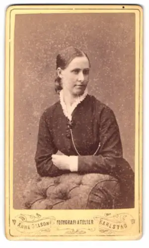 Fotografie Anna Ohlson, Karlstad, Porträt einer Frau in klassischer Pose