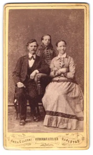 Fotografie Anna Olsson, Karlstad, Familienporträt mit drei Personen