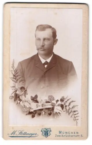 Fotografie Max Stettmeyer, München, Zweibrückenstr. 5, Porträt eines Mannes mit floraler Verzierung