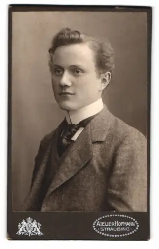 Fotografie Atelier Hofmann, Straubing, Bahnhofstrasse, Porträt eines jungen Mannes
