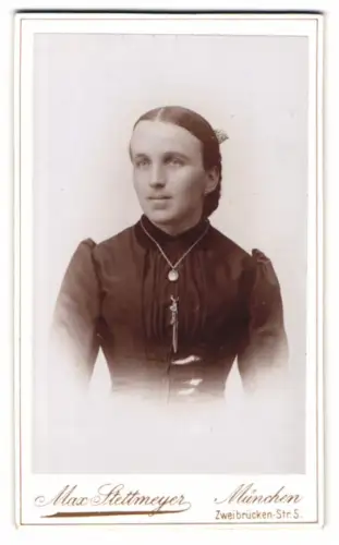 Fotografie Max Stettmeyer, München, Zweibrücken-Str. 5, Porträt einer Frau mit elegantem Kleid