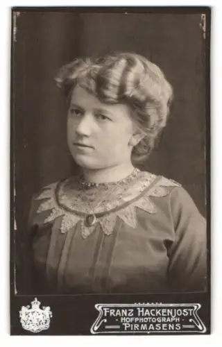Fotografie Franz Hackenjost, Pirmasens, Junge Frau mit elegantem Spitzenkragen 1912